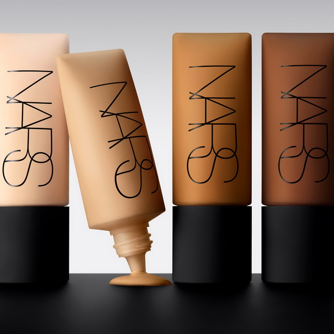 NARS Soft Matte Complete Foundation 45 ml.  รองพื้นใหม่จากนาร์ส เนื้อแมทต์ ปกปิดสูง สร้างผิวสวยอย่างเป็นธรรมชาติ เนื้อบางเบา สบายผิว เกลี่ยง่าย กลืนไปกับผิว ให้การปกปิดในระดับปานกลางจนถึงสูงสุด บิ้วเพิ่มได้ตามต้องการ ทั้งรอยดำ-รอยแดงจากสิว จุดด่างดำ และจุ