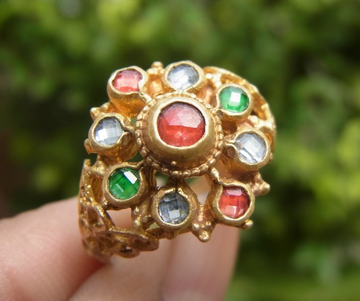 แหวนทองเหลืองลายโบราณ เบอร์ 57 ครึ่ง ยกดอก พลอยบุดน้ำเพชร 3 สี แดง เขียว ใส