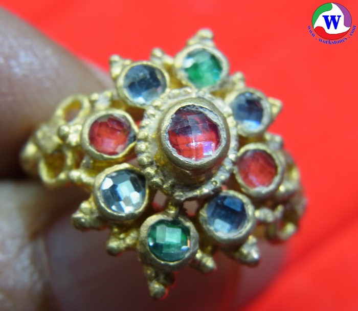 แหวนทองเหลืองลายโบราณ เบอร์ 54 ยกดอก พลอยบุดน้ำเพชร 3 สี แดง เขียว ขาว