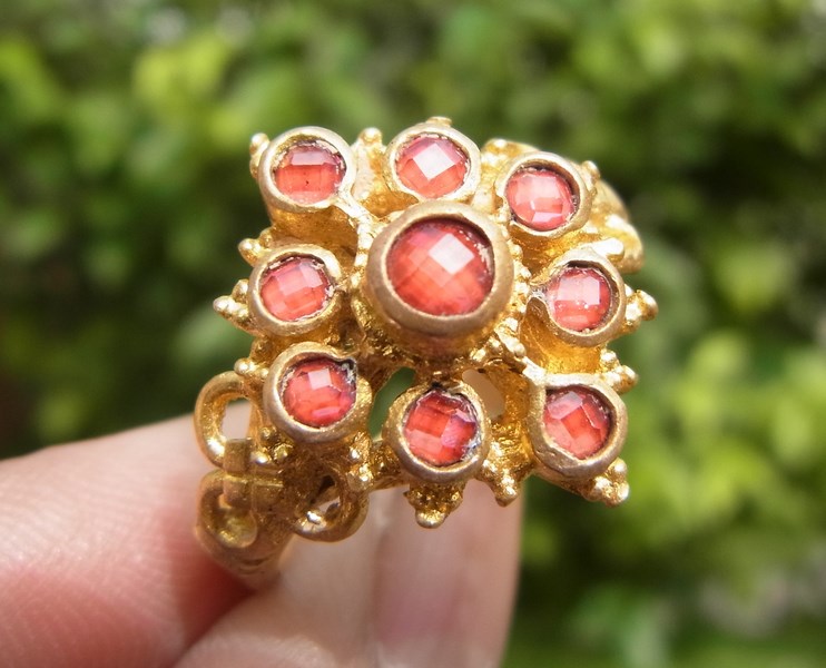 แหวนทองเหลืองลายโบราณ เบอร์ 57ครึ่ง ยกดอก พลอยบุดน้ำเพชรสีแดง