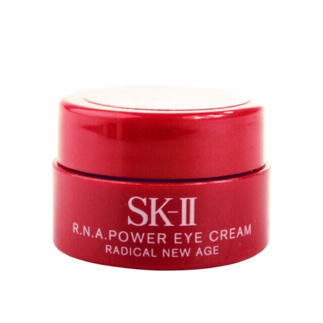 SK-II  R.N.A. Power Eye Cream Radical New Age ขนาดทดลอง 2.5 ml. นวัตกรรมใหม่เพื่อดวงตาที่จะช่วยให้ดวงตาดูกลมโตและเปล่งประกายอ่อนเยาว์อย่างที่ผู้หญิงทุกคนปรารถนา ริ้วรอยต่างๆ ให้ลดลง รูขุมขนเล็กลง ผิวรอบดวงตากระชับมากขึ้น ดวงตาจะดูเด็กลงและสดใส