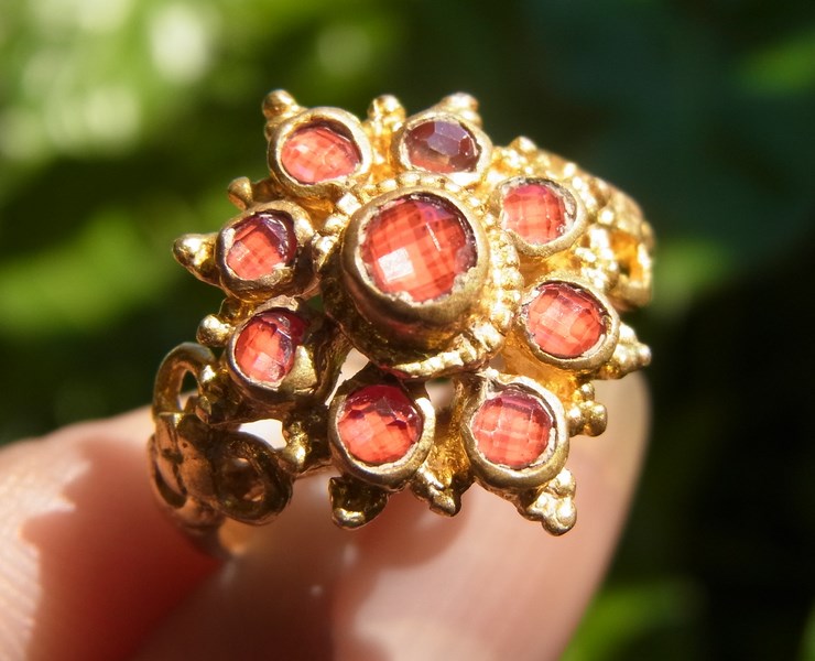 แหวนทองเหลืองลายโบราณ เบอร์ 56 ครึ่ง ยกดอก พลอยบุดน้ำเพชรสีแดง