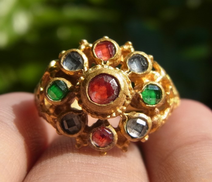 แหวนทองเหลืองลายโบราณ เบอร์ 56  ยกดอก พลอยบุดน้ำเพชร 3 สี แดง เขียว ฟ้า