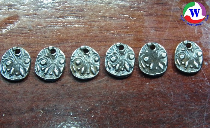 เหรียญเงินโบราณ สมัยอาณาจักรฟูนัน อายุกว่า 1000 ปี มี 6 เหรียญ เหรียญละ 1 พันบาท