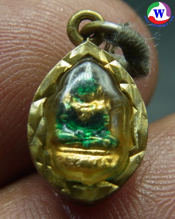 amulet พระเครื่อง 10.31 กรัม เหรียญพระแก้วมรกตจิ๋ว เนื้อโลหะลงยา วัดพระแก้ว กรอบไมครอนเก่า  น่าจะสร้างปี 2500