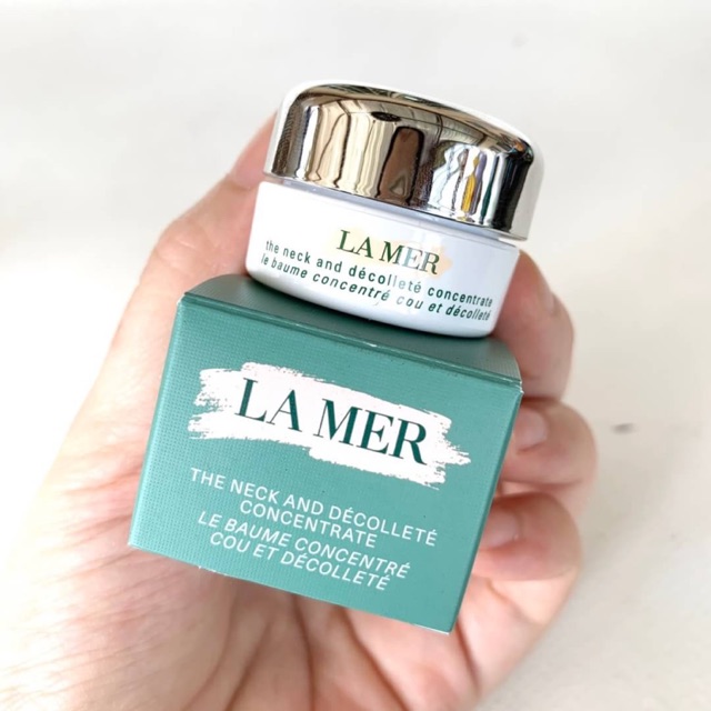 LA MER The Neck and Decollete Concentrate ขนาดทดลอง 5 ml. ครีมบำรุงผิวบริเวณลำคอและเนินอก สูตรเข้มข้น เพื่อส่งมอบความชุ่มชื้นแก่ผิว ด้วยส่วนผสมอันทรงคุณค่าสูตรเฉพาะของลาแมร์ ช่วยฟื้นบำรุงผิวบริเวณลำคอและเนินอกให้ดูกระชับอ่อนเยาว์ ช่วยให้ผิวบริเวณที่บอบบาง