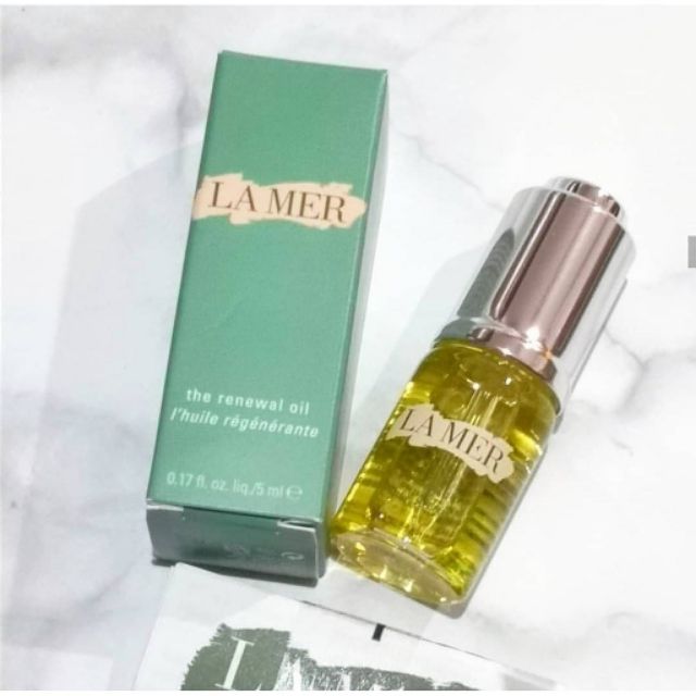 LA MER The Renewal Oil ขนาดทดลอง 5 ml. ทรีทเมนท์ในรูปแบบของน้ำมันบำรุงผิวช่วยฟื้นฟูผิว ลดเลือนริ้วรอย ผิวดูเนียน เรียบ กระชับ เสริมความชุ่มชื้น ให้ผิวแข็งแรง นุ่ม ลื่น สดใส อ่อนเยาว์โดยไม่ทำให้ทิ้งคราบไว้บนผิว เนื้อออยซ