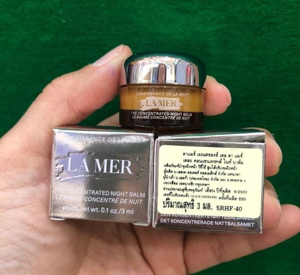 LA MER Genaissance de la Mer The Concentrated Night Balm ขนาดทดลอง 3ml. สุดยอดทรีทเม้นท์ยามค่ำคืน ทรีทเมนต์เนื้อบาล์มที่เข้มข้นพิเศษเปี่ยมด้วยคุณค่าแห่งการฟื้นบำรุงและด้วยเทคโนโลยีDoubleMeltBalmเนื้อผลิตภัณฑ์จะตรงเข้าบำรุงผิวในขณะที่คุณหลับช่วยโอบอุ้มผิวใ