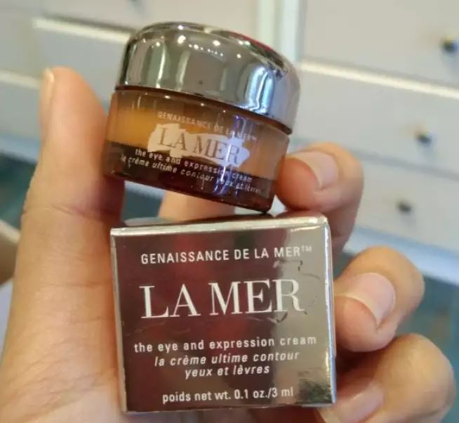 LA MER Genaissance de la MerThe Eye & Expression Cream ขนาดทดลอง 3ml. ครีมลดเลือนริ้วรอยรอบดวงตาและใบหน้าส่วนที่แสดงความรู้สึกเนื้อเนียนนุ่ม พร้อมประสิทธิภาพในรับมือกับสัญญาณแห่งวัย ช่วยฟื้นบำรุงผิว ลดเลือนความหมองคล้ำ จุดด่างดำ เส้นริ้วและริ้วรอยแลดู