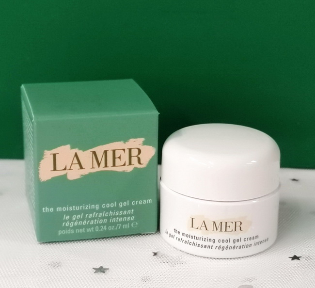 LA MER The Moisturizing Cool Gel Cream ขนาดทดลอง 7 ml. ครีมฟื้นบำรุงผิวสูตรเจลเย็นสดชื่น ช่วยปลอบประโลมผิว มอบความรู้สึกมีชีวิตชีวาให้ผิว เผยผิวดูกระจ่างใสอย่างเป็นธรรมชาติ ช่วยฟื้นบำรุงผิวให้กลับดูสุขภาพผิวดี ที่ประกอบด้วยสารสกัดอันทรงคุณค่า Miracle Brot