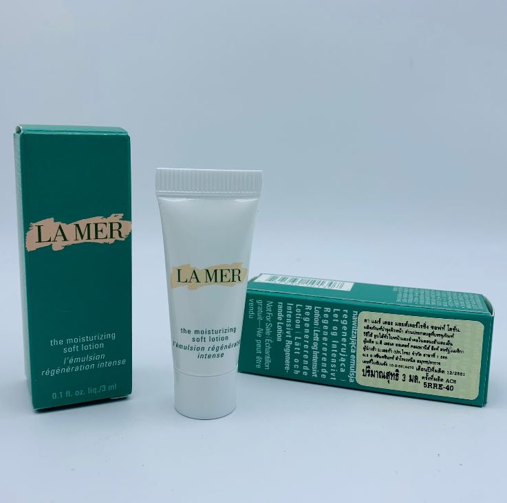 LA MER The Moisturizing Soft Lotion ขนาดทดลอง 3 ml. โลชั่นบำรุงผิว สำหรับทุกสภาพผิวมอบความสัมผัสที่เบา สบาย ไม่หนัก ผิวนุ่มลื่นดุจซาติน ชุ่มชื้น เรียบเนียน กระจ่างใส เปล่งประกาย เข้าฟื้นฟูผิวอย่างล้ำลึกริ้วรอยแลดูจางลง ผิวดูกระชับ อิ่มแน่น ดูอ