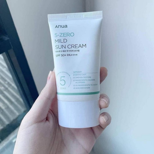 Anua 5-Zero Mild Sun Cream SPF 50+ PA++++ 50 ml. กันแดดสำหรับคนผิวแพ้ง่ายกันแดดเเบบ physical sunscreen หรือกันเเดดจากส่วนผสมธรรมชาติเหมาะสำหรับคนผิวบอบบาง แพ้ง่าย เนื้อกันแดดมีความชุ่มชื้น ช่วยปกป้องผิวตลอด ทั้งวัน ป้องกันแสงแดดและบล็อครังสี UV ได้อย่างเห