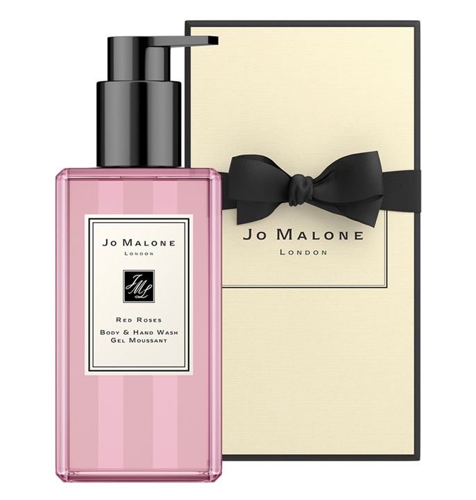 Jo Malone London Red Roses Body & Hand Wash 250ml. (พร้อมกล่อง) ผลิตภัณฑ์ทำความสะอาดผิว เพื่อมอบสัมผัสสดชื่นหลังการใช้ พร้อมคุณค่าในการบำรุงดูแลผิวให้นุ่มนวล ที่มาพร้อมกลิ่นหอมอ่อนๆ กลิ่นหอมอันเปี่ยมเสน่ห์ของดอกกุหลาบเจ็ดสายพันธุ์ที่หอม และทรงเอกลักษณ