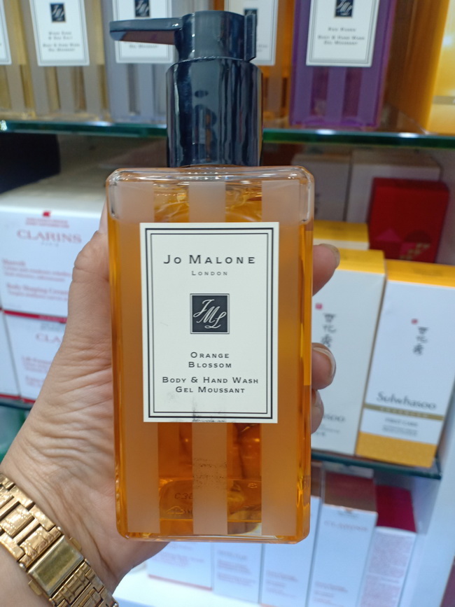 Jo Malone London Orange Blossom Body & Hand Wash 250 ml. (พร้อมกล่อง) เจลอาบน้ำที่มอบความสดชื่นหลังการใช้ ด้วยส่วนผสมจากเมล็ดของดอก meadowfoam ที่ช่วยขจัดสิ่งสกปรกอย่างอ่อนโยน พร้อมกลิ่นหอมติดตรึงบนผิวหลังการอาบน้ำ เปี่ยมด้วยคุณค่าในการบำรุงดูแลผิวให้