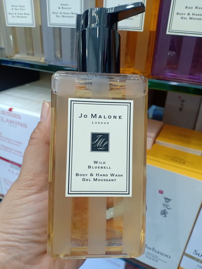 Jo Malone London Wild Bluebell Body & Hand Wash 250 ml. (พร้อมกล่อง) เจลอาบน้ำ เพื่อมอบสัมผัสสดชื่นหลังการใช้ พร้อมคุณค่าในการบำรุงดูแลผิวให้นุ่มนวลที่มาพร้อมกลิ่นหอมอ่อน ๆ ติดตรึงบนผิวหลังการอาบน้ำ พร้อมกลิ่นหอมอันเป็นเอกลักษณ์ของ 