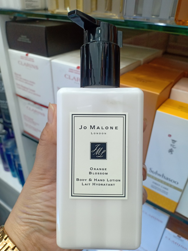 Jo Malone London Orange Blossom Body & Hand Lotion 250 ml. (พร้อมกล่อง) โลชั่นบำรุงผิว ที่ให้กลิ่นหอมราวกับประกายระยับแห่งโอเอซิส กลิ่นหอมที่ส่งตรงจากหัวใจของดอกส้มสดใหม่ ผสมผสานกับความนุ่มนวลของ Water Lily และความอบอุ่นที่ได้จาก Orris และ Balsamic ve