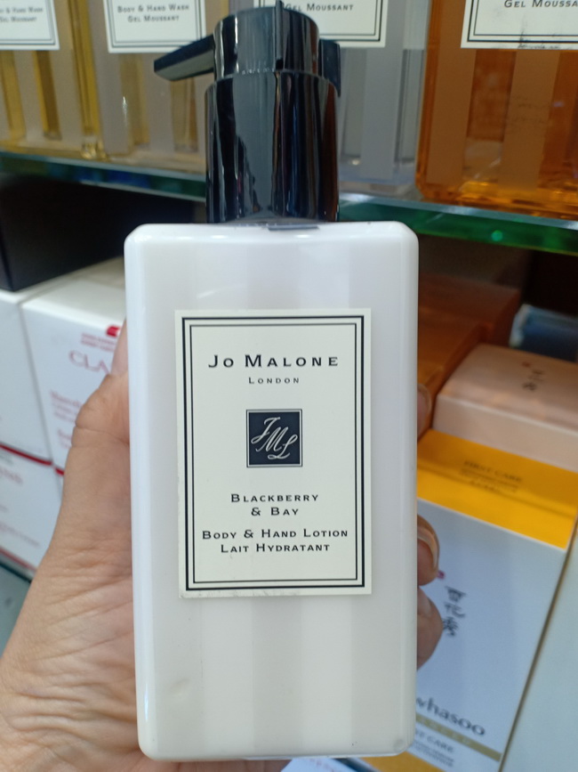 Jo Malone London Blackberry & Bay Body & Hand Lotion 250 ml. (พร้อมกล่อง) โลชั่นบำรุงผิว ที่ให้กลิ่นหอมเสมือนความทรงจำในวัยเด็กกับช่วงเวลาการเก็บผลเบอร์รี่ในทุ่งกว้าง กลิ่นหอมที่ฝังลึก เย้ายวน ชุ่มฉ่ำของทาร์ตเบอร์รี่ คละเคล้ากับความหอมที่ได้จากใบ 