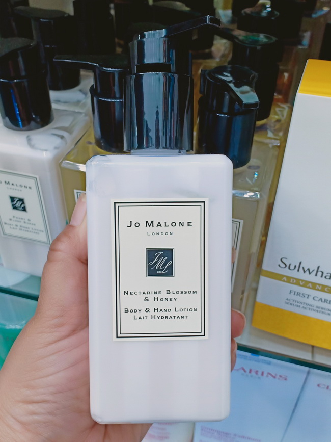 Jo Malone London Nectarine Blossom & Honey Body & Hand Lotion 250 ml. (พร้อมกล่อง)  โลชั่นบำรุงผิว ที่ให้กลิ่นหอมเสมือนรุ่งอรุณที่ Covent Garden ในกรุงลอนดอน เราจะได้พบผล Nectarine สดฉ่ำ ร่วมด้วย Peach และ Cassis ที่หวานหอม พร้อมด้วยกลิ่นหอมที่งดง