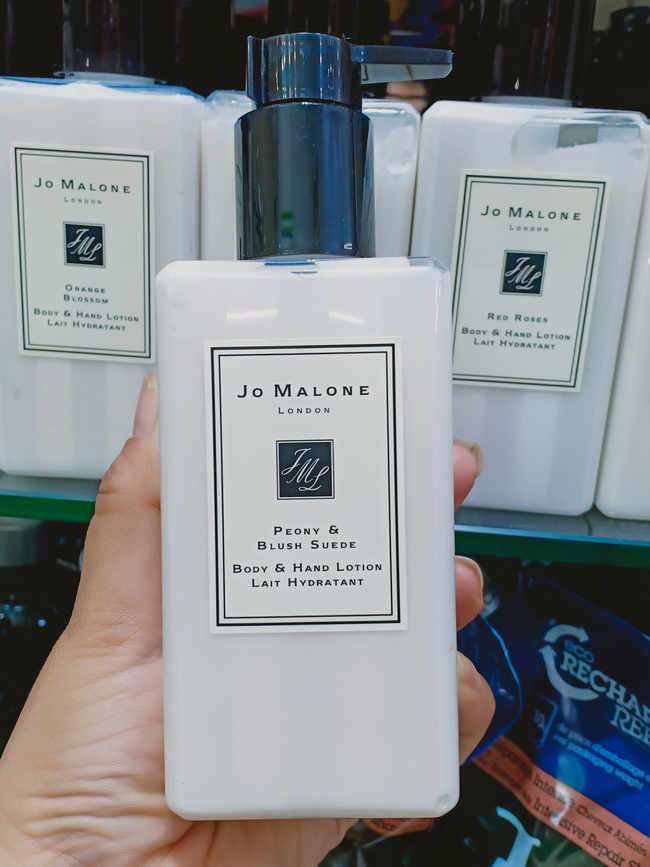 Jo Malone London Peony & Blush Suede Body & Hand Lotion 250 ml. (พร้อมกล่อง) โลชั่นบำรุงผิว ที่ให้กลิ่นหอมหัวใจสำคัญแห่งเสน่ห์ พิโอนี่ ดอกไม้ที่เปี่ยมไปด้วยค่านิยมที่งดงาม บอบบางน่าทนุถนอม การหยอกเย้าที่แสนขี้เล่นกับกลิ่นหอมแรกที่ได้จากการกัดผลแอป