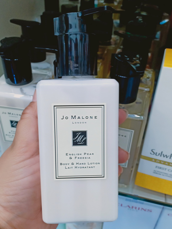 Jo Malone London English Pear & Freesia Body & Hand Lotion 250 ml. (พร้อมกล่อง) โลชั่นสัมผัสความหอมเมื่อถึงฤดูใบไม้เปลี่ยนสี กับกลิ่นหอมหวานของลูกแพร์ห้อมล้อมด้วยช่อดอกฟรีเซียสีขาว ผสานกลิ่นหอมแสนอร่อยของพลัมสุดเย้ายวน ปิดท้ายด้วยกลิ่นเนื้อไม้อันล