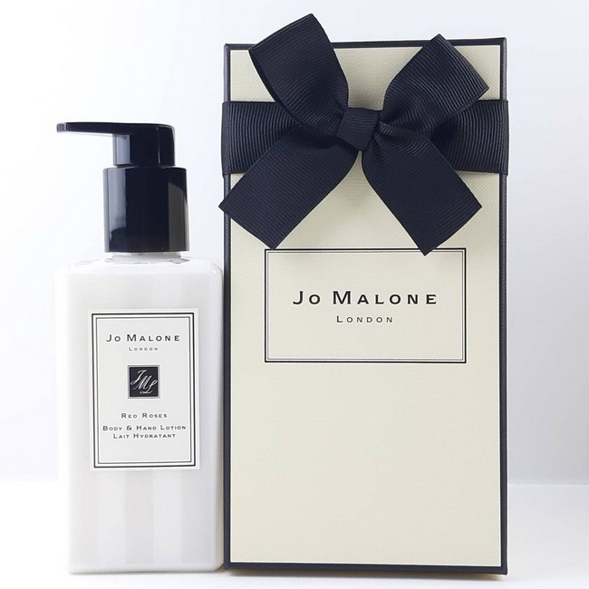 Jo Malone London Red Roses Body & Hand Lotion 250 ml. (พร้อมกล่อง) โลชั่นบำรุงผิว ที่มาพร้อมกลิ่นหอมอ่อน ๆ กลิ่นหอมอันเปี่ยมเสน่ห์ของดอกกุหลาบเจ็ดสายพันธุ์ที่หอมและทรงเอกลักษณ์จากทั่วโลก ปรุงแต่งจนได้กลิ่นหอมที่ตราตรึง เชื้อเชิญและเชิญชวนด้วยโน๊ตแรกอั