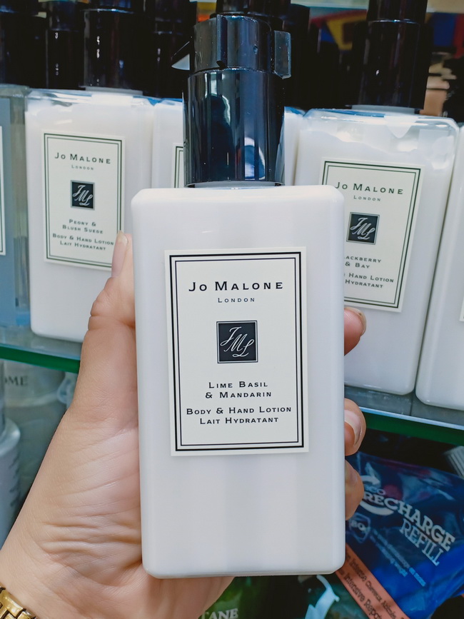 Jo Malone London Lime Basil & Mandarin Body & Hand Lotion 250 ml. (พร้อมกล่อง) โลชั่นบำรุงผิว ที่มาพร้อมกลิ่นหอมอันเป็นเอกลักษณ์ของเรา นำเด่นด้วย Peppery basi ที่ผสมผสานกับ white thyme ในโน๊ตแรก และยิ่งประทับใจจากความหอมเกินจะคาดเดาเมื่อคละเคล้าอย