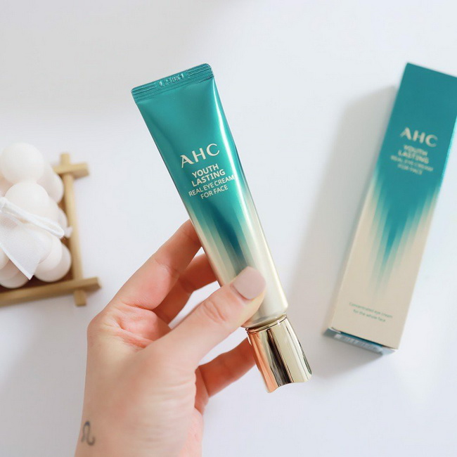 AHC Youth Lasting Real Eye Cream for Face 30 ml. อายครีมสูตรใหม่จาก AHC ตัวนี้เข้มข้นกว่าสีม่วง สามารถใช้ทาหน้าได้ด้วย มีส่วนผสมที่ทรงพลังสำหรับการชะลอวัย (Anti-Aging) ช่วยทำให้ผิวพรรณรอบดวงตา รวมถึงร่องลึกและริ้วรอยดูจ