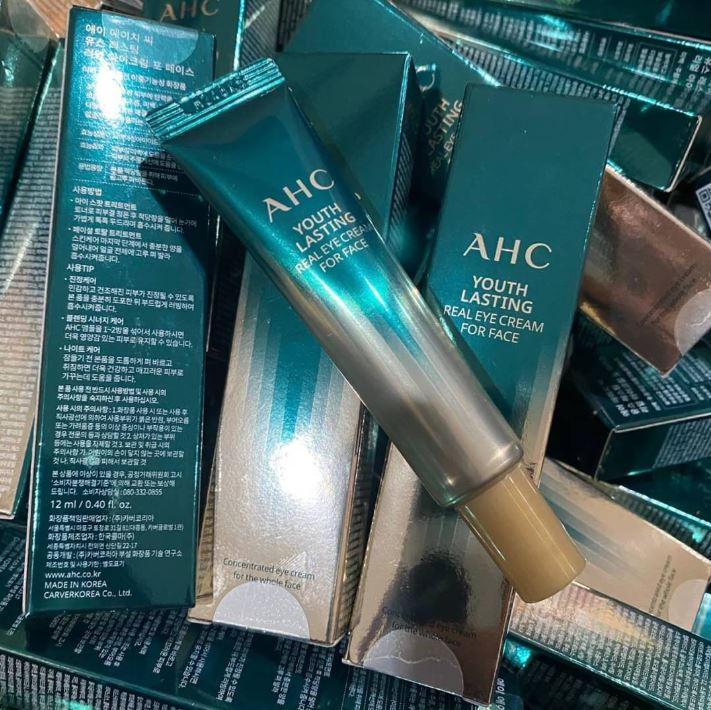 AHC Youth Lasting Real Eye Cream for Face 12 ml. อายครีมสูตรใหม่จาก AHC ตัวนี้เข้มข้นกว่าสีม่วง สามารถใช้ทาหน้าได้ด้วย มีส่วนผสมที่ทรงพลังสำหรับการชะลอวัย (Anti-Aging) ช่วยทำให้ผิวพรรณรอบดวงตา รวมถึงร่องลึกและริ้วรอยดูจ