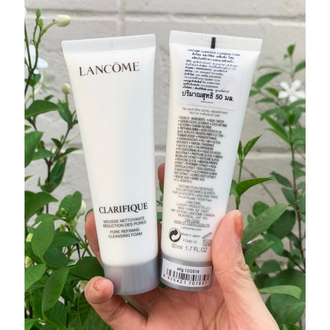 Lancome Clarifique Pore Refining Cleansing Foam ขนาดทดลอง 50 ml. โฟมล้างหน้าที่มีส่วนผสมของเอนไซม์เทคโนโลยี หน่ออ่อนต้นบีชฝรั่งเศส ช่วยทำความสะอาดผิวอย่างล้ำลึกทุกอณูรูขุมขน ลดการอุดตันที่รูขุมขน ให้รูขุมขนกระชับ พร้อมทั้งช่วยให้ผิวขาวสวยกระจ่างใส มีความเ