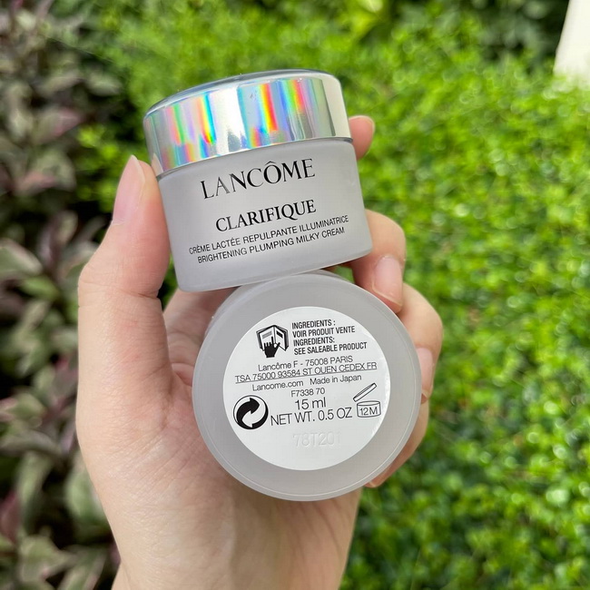 Lancome Clarifique Brightening Plumping Milky Cream ขนาดทดลอง 15 ml. ไนท์ครีมฟื้นฟูผิวยามค่ำคืน คืนความสว่างกระจ่างใส พร้อมเติมเต็มความชุ่มชื่นให้ผิวอิ่มน้ำ เผยผิวที่เปล่งประกายในตอนเช้า เนื้อครีมน้ำนม เนียนละเอียด สบายผิวไม่เพิ่มความมันส่วนเกิน ให้สัมผัส