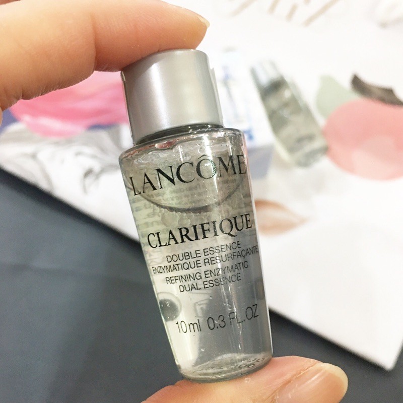 Lancome Clarifique Double Essence Refining Enzymatic Dual Essence ขนาดทดลอง 10 ml. เอสเซนส์เพื่อผิวกระจ่างใสขึ้นถึง 4 มิติ เนื้อใสบางเบา ไม่เหนียวเหนอะหนะ เพิ่มความสว่างกระจ่างใสให้กับผิวหน้า ทำให้ผิวแลดูเรียบเนียน กระชับยิ่งขึ้น 