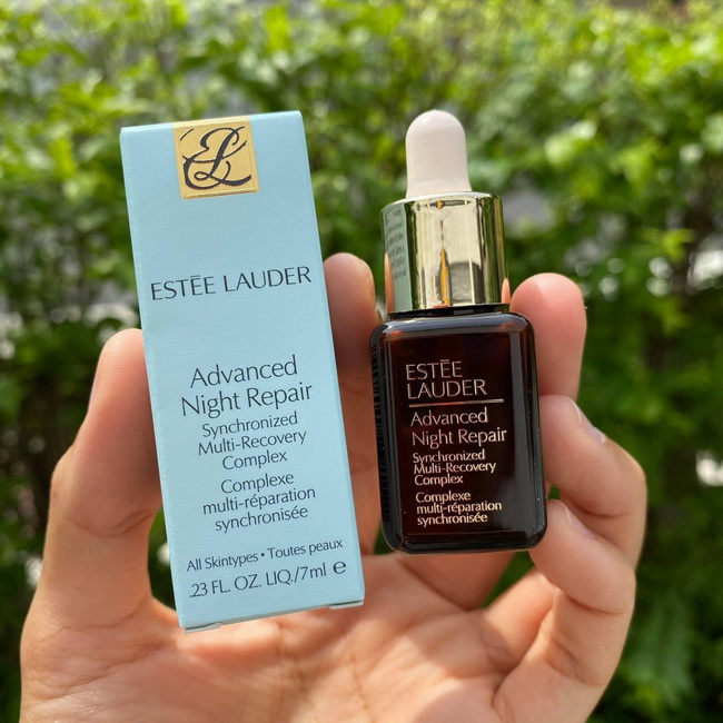 ESTEE LAUDER Advanced Night Repair Synchronized Multi-Recovery Complex ขนาดทดลอง 7 ml. (หัวดรอป) เซรั่มฟื้นบำรุงผิวยามค่ำคืนอันดับ1 ด้วยพลังแห่งการฟื้นบำรุงผิวอย่างรวดเร็วสู่ผิวใหม่ที่ดูอ่อนเยาว์ ด้วยสูตรใหม่ ปี 2020 เซรั่มสูตรก้าวล้ำ ช่วยฟื้นบำรุงเส้นริ้