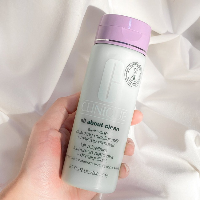 CLINIQUE All-in-One Cleansing Micellar Milk + Makeup Remover for Very Dry To Dry Combination 200 ml.สำหรับผิวแห้งมากจนถึงผิวผสมค่อนข้างแห้ง ไมเซลลาร์เคลนเซอร์น้ำนมเนื้อนุ่มอ่อนโยน เนื้อครีมน้ำนม ประกอบด้วยส่วนผสมที่เน้นมอบความชุ่มชื้น ทำให้ผิวรู้สึกสะอาด 