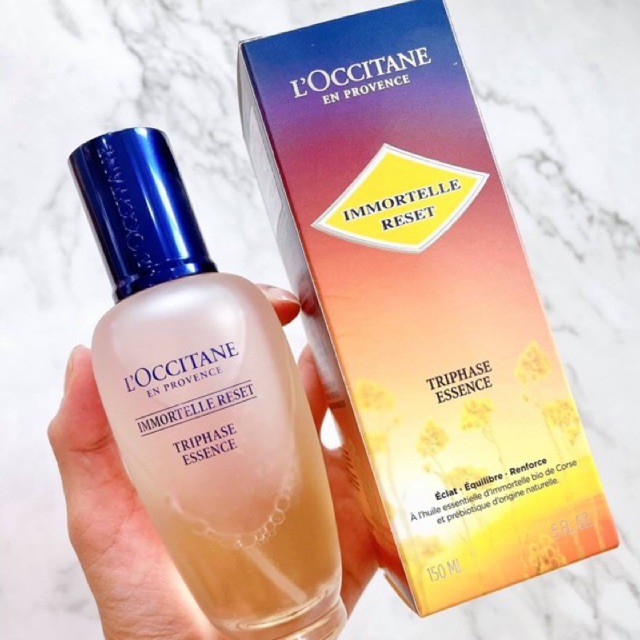 L'OCCITANE Immortelle Reset Triphase Essence 150ml. น้ำตบผสาน 3 เนื้อสัมผัสในขวดเดียว เพิ่มความชุ่มชื้น นุ่มลื่น ปรับให้ผิวดูเด็กลง เพิ่มความสมดุลให้ผิวและไมโครไบโอม มีกลุ่มสารสำคัญช่วยปลอบประโลมผิว เพิ่มความรื่นรมย์ในการบำรุงผิวที่มีประสิทธิภาพสูง พ