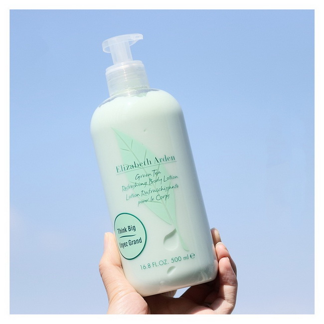 Elizabeth Arden Green Tea Refreshing Body Lotion 500 ml. (หัวปั๊ม) โลชั่นบำรุงผิว ที่จะช่วยบำรุงผิวของคุณให้เนียนนุ่ม ชุ่มชื้น พร้อมมอบพลังสดชื่นให้กับคุณด้วยกลิ่นหอมอ่อนๆ ของ Green Tea ซึ่งเป็นเอกลักษณ์เฉพาะตัวจาก Elizabeth Arden จะทำให้คุณรู้สึกสดชื่นแล