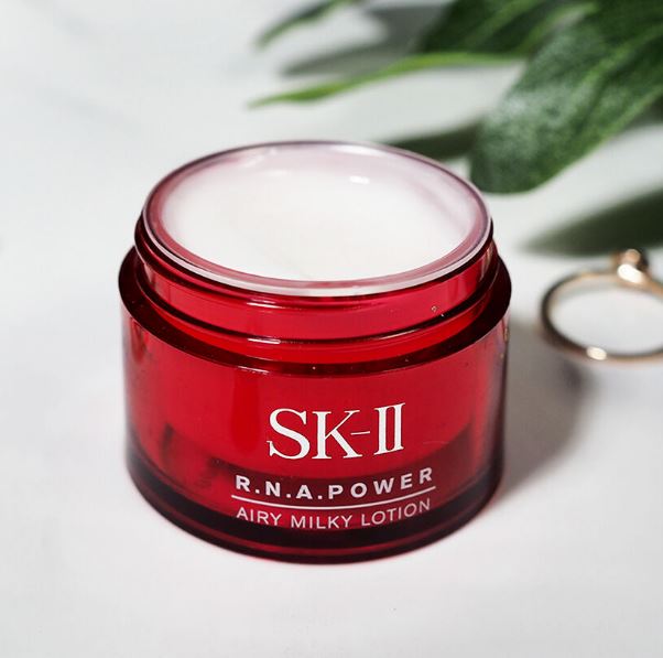 SK-II R.N.A.Power Airy Milky Lotion ขนาดทดลอง 15 g. มอยส์เจอร์ไรเซอร์ครีมเนื้อน้ำนม ที่ให้สัมผัสบางเบามาก ทาแล้วซึมทันที เนื้อครีมเนียนละมุน แต่สามารถมอบการบำรุงได้อย่างล้ำลึกเลยค่ะ ช่วยลดเลือนริ้วรอยแห่งวัย มอบความชุ่มชื้นให้ผิวอย่างเข้มข้นพร้อมกับฟื้นบำ