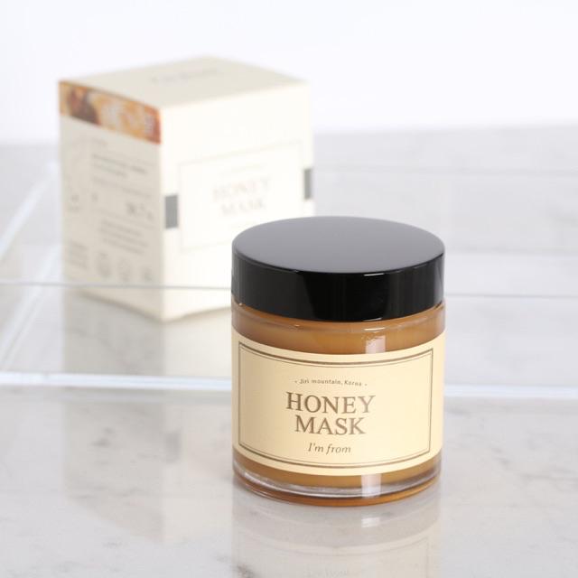 I'm from Jiri Mountain Honey Mask 120 g. มาส์กสูตรน้ำผึ้ง ที่มีส่วนของน้ำผึ้งจากธรรมชาติถึง 38.7% (Jirisan Honey) ช่วยทำให้เกราะป้องกันผิวแข็งแรงยิ่งขึ้น พร้อมทั้งเติมความชุ่มชื้นให้กับผิว ลดการอักเสบของผิวได้ดีอีกด้วย