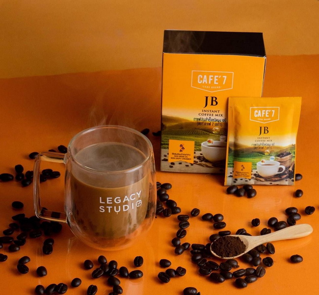 Cafe' 7 Lega Brand Instant Coffee Mix JB (nfinite) 15 กรัม x 10 ซอง กาแฟปรุงสำเร็จชนิดผง คาเฟ่ 7 เจบี ช่วยบำรุงสุขภาพกระดูกและข้อต่อต่างๆเหมาะกับคนรักสุขภาพ ชอบออกกำลังกาย โดยเฉพาะ วิ่ง และ เวทเทรนนิ่งต่างๆ ที่ต้องใช้ข้อในร่างกาย ควบคุมน้ำหนัก เพราะค