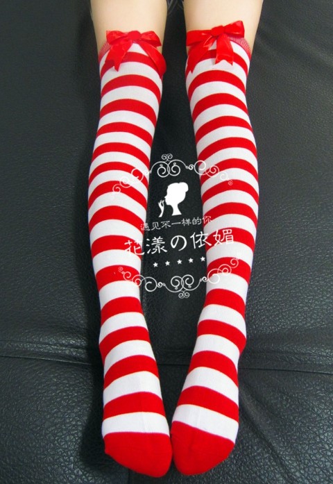 ++พร้อมส่ง++ถุงเท้าสีขาวแดง+โบว์สีแดง ถุงเท้าแซนตี้ ความยาวเลยเข่า ความยาว 24 นิ้ว