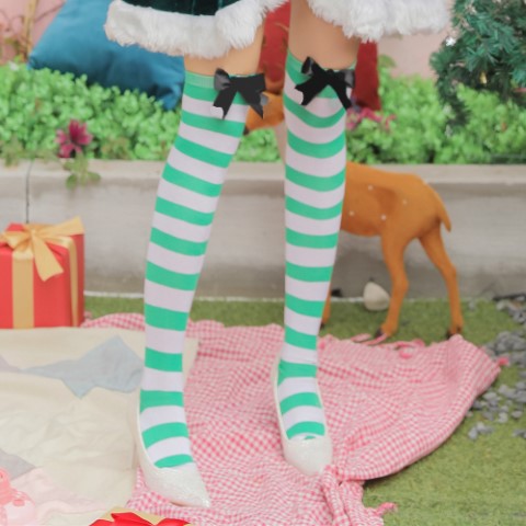 ++พร้อมส่ง++ถุงเท้าสีขาวเขียว+โบว์สีดำ ถุงเท้าแซนตี้ ความยาวเลยเข่า ความยาว 24 นิ้ว