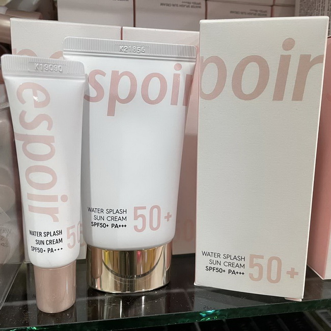 Espoir Water Splash Sun Cream SPF50+ PA+++ Set (60 ml.+20 ml.) กันแดดสีเบจ เซ็ท 2 ชิ้น ครีมกันแดดที่มีคุณสมบัติแบบ 2-in-1 เพราะทำหน้าที่ได้ดีทั้งปกป้องผิวจากอันตรายของแสงแดดด้วย SPF50+ PA+++ และยังใช้แทนเมคอัพเบสได้ด้วยน้า เค้าจะช่วยปรับผิวใสและเรียบเนียน