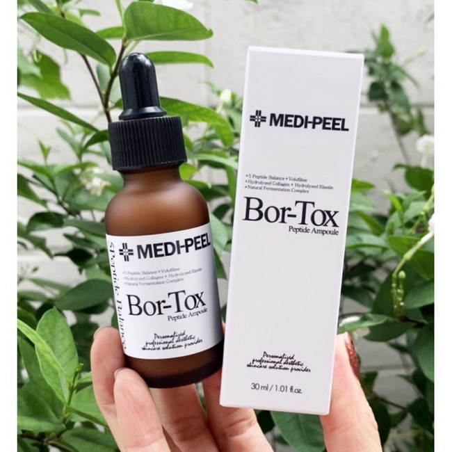 Medi-Peel Bor-Tox Peptide Ampoule 30 ml. แอมพูลเปปไทด์โบท็อกซ์ผิว ที่จัดเต็มส่วนผสมเปปไทด์มาถึง 5 ชนิด ช่วยต่อต้านริ้วรอยและร่องลึก พร้อมกระชับผิวให้แน่นฟูดูอ่อนเยาว์ราวกับผิวเด็ก 2 ขวบ! เนื้อแอมพูลสีขาวบางเบา ซึมไว ทาแล้วผิวฟูเด้งขึ้นทันที! 