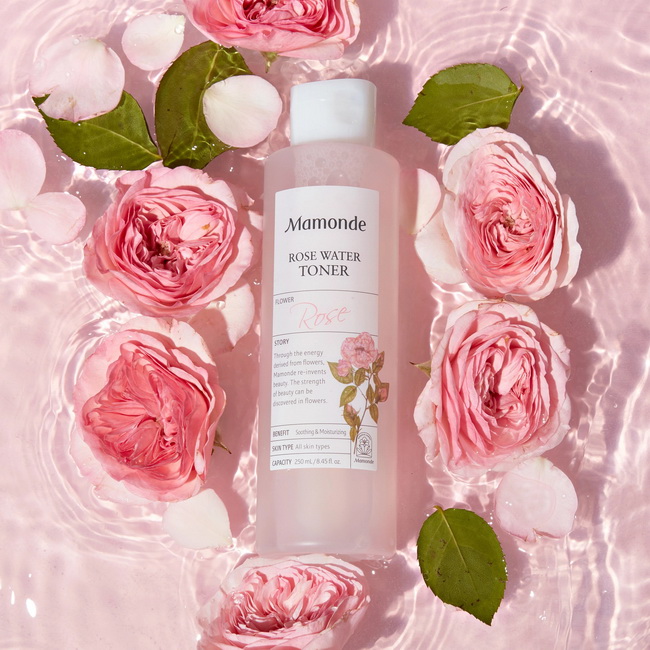 Mamonde Rose Water Toner250 ml. โทนเนอร์เช็ดบำรุงผิวหน้าจากส่วนผสมของ น้ำดอกกุหลาบ 90.89% สกัดจากดอกกุหลาบบัลแกเรียฟื้นบำรุงเซลล์ผิวที่เสียให้คืนสู่ความสมบูรณ์แข็งแรง ป้องกันการเกิดริ้วรอย อีกทั้งยังป้องกันการระคายเคืองผิว เป็น Anti-oxidant ช่วยลดการเกิดร