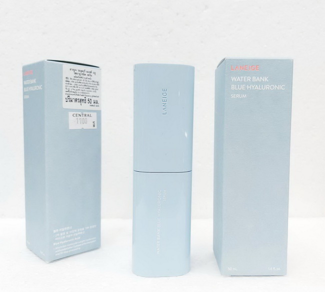 Laneige Water Bank Blue Hyaluronic Serum 50 ml. เซรั่มบำรุงผิว ที่จะช่วยเพิ่มความชุ่มชื้นอย่างล้ำลึกให้กับผิว มอบผิวที่นุ่มนวลและมีชีวิตชีวา ด้วยส่วนผสมหลักจาก Blue Hyaluronic Acid พร้อมช่วยซ่อมแซมเกราะป้องกันผิวจากการถูกทำร้าย โดยไม่ก่อให้เกิดการระคายเคื