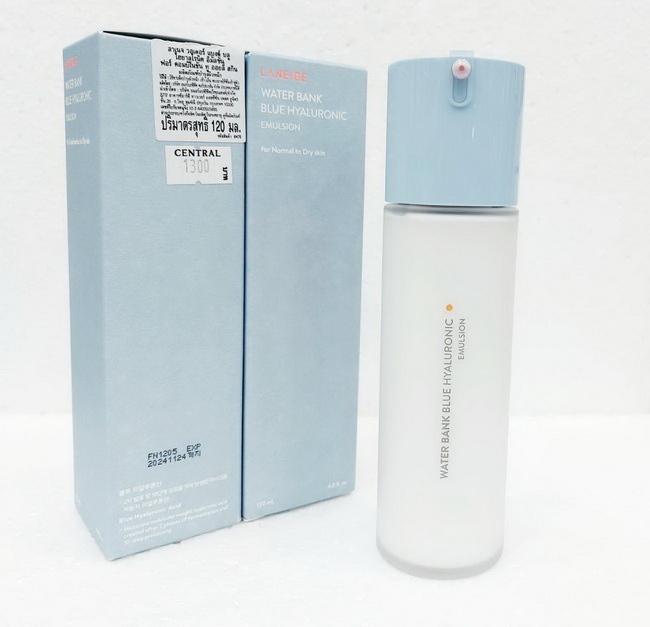 Laneige Water Bank Blue Hyaluronic Emulsion for Normal to Dry Skin 120 ml. อิมัลชั่นมอยส์เจอไรเซอร์เข้มข้น ด้วนส่วนผสมจาก Panthenol และ pro-biotics ซึมเข้าสู่ผิวง่าย เสริมสร้างเกราะป้องกันผิวที่อ่อนแอและสร้างเกราะป้องกันความชุ่มชื้น สูตรที่พัฒนาขึ้นสำหรับ