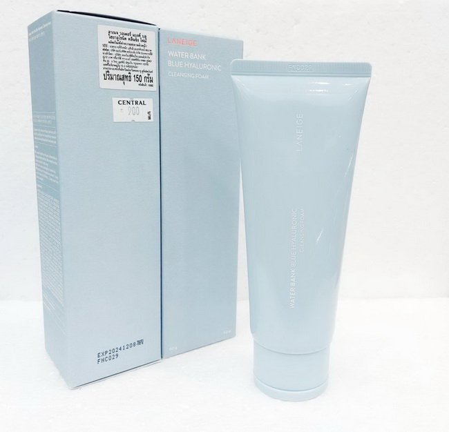 Laneige Water Bank Blue Hyaluronic Cleansing Foam 150 ml. โฟมล้างหน้าเนื้อนุ่มเด้ง พร้อมเม็ดบีดเซลลูโลสที่ละลายน้ำได้ ช่วยขจัดคราบเมคอัพและสิ่งสกปรกออกจากรูขุมขนได้หมดจด มีส่วนผสมจากเอนไซน์ปาเปน ช่วยผลัดเซลล์ผิวที่ตายแล้วให้หลุดออก ให้ผลลัพธ์ผิวเนียนนุ่มก