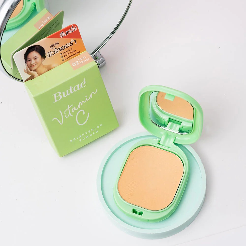 Butae Vitamin C Brightening Powder 11g  แป้งผสมรองพื้น เนื้อบางเบา สบายผิว คุมมันนานตลอดวัน จากบูเต้ ช่วยปกปิดริ้วรอย และจุดด่างดำอย่างเป็นธรรมชาติ เผยผิวเนียนใสไร้ที่ติ พร้อมปกป้องผิวจากรังสี UV