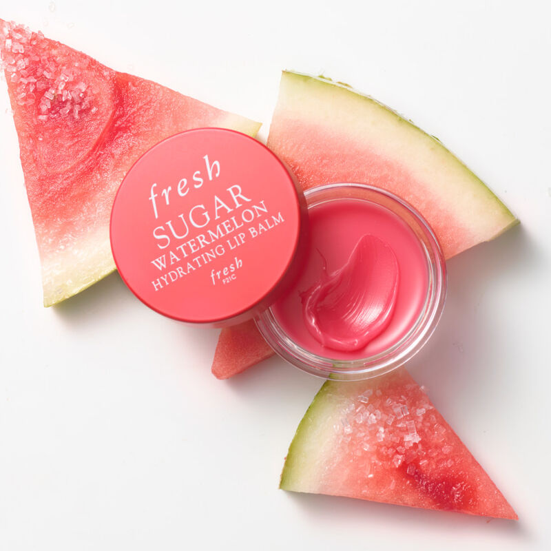 Fresh Sugar Watermelon Hydrating Lip Balm 6g. ลิปบาล์มบำรุงริมฝีปากเนื้อบาล์มเข้มข้นที่ให้ความชุ่มชื้นอย่างต่อเนื่อง 24 ชั่วโมง มอบประกายแวววาวอย่างเป็นธรรมชาติ พร้อมกลิ่นแตงโมอันหอมหวาน บำรุงริมฝีปากหวานฉ่ำนี้ให้ความชุ่มชื้นและกักเก็บความชุ่มชื้นได้ทันที