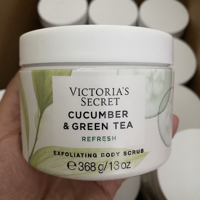 Victoria's Secret Cucumber & Green Tea Refresh Exfoliating Body Scrub 368 g. สครับผิวกาย กลิ่นหอมเติมความสดชื่น ด้วยกลิ่นหอมของแตงกวาและชาเขียว หอมสะอาดต้องกลิ่นนี้เลย เผยผิวเนียนนุ่มด้วยสครับน้ำตาลเข้มข้น พร้อมกลิ่นหอมผ่อนคลายเหมือนทำสปาเองที่บ้