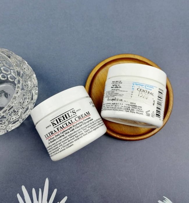 Kiehl's Ultra Facial Cream 50 ml. ครีมบำรุงระดับตำนานจาก Kiehl's เหมาะสำหรับผิวธรรมดา ผิวแห้งมอบปรับสมดุลให้ผิวคงความชุ่มชื่นได้ยาวนานตลอดวันเนื้อครีมบางเบาสบายผิว ไม่หนักหน้า ช่วยเติม